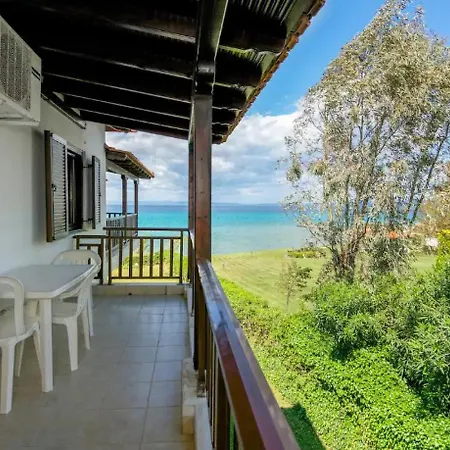 Beachfront Family With Garden In Halkidiki Polychrono
